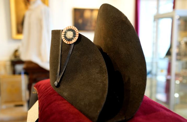 بيع إحدى قبعات نابليون بـ 2.1 مليون دولار