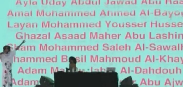 رابر أميركي شهير يشعل المسرح بأسماء ضحايا أطفال غزة
