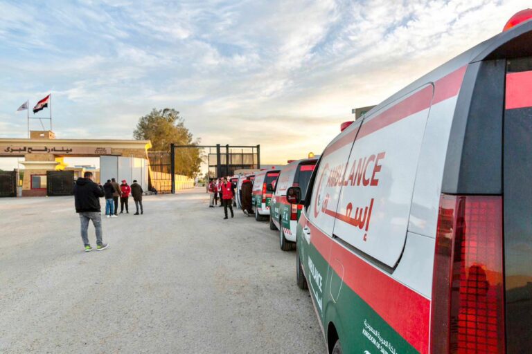 14 سيارة إسعاف من مركز الملك سلمان للإغاثة تعبر منفذ رفح وصولا لقطاع غزة