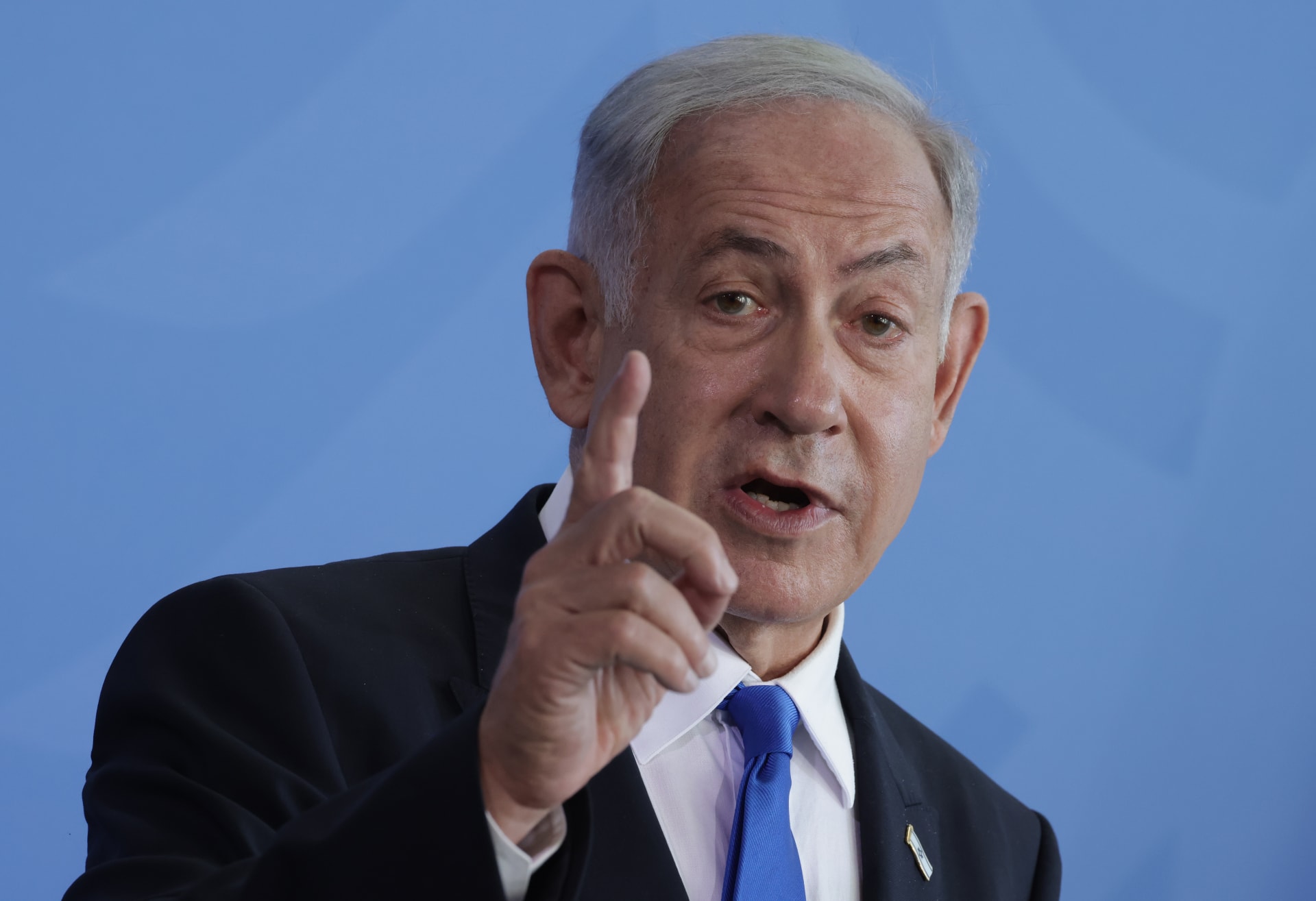 نتنياهو يتعهد بالتوسع في توزيع السلاح على المستوطنين الإسرائيليين