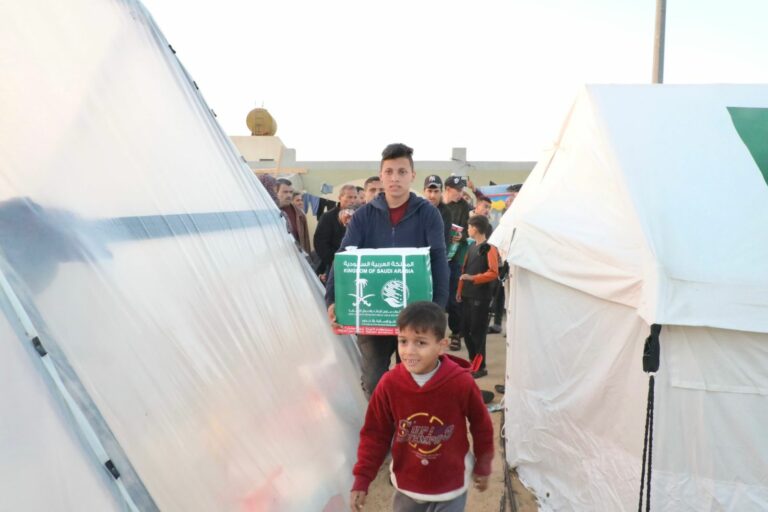 الملك سلمان للإغاثة يواصل توزيع مساعداته الإنسانية للمتضررين في غزة (صور)