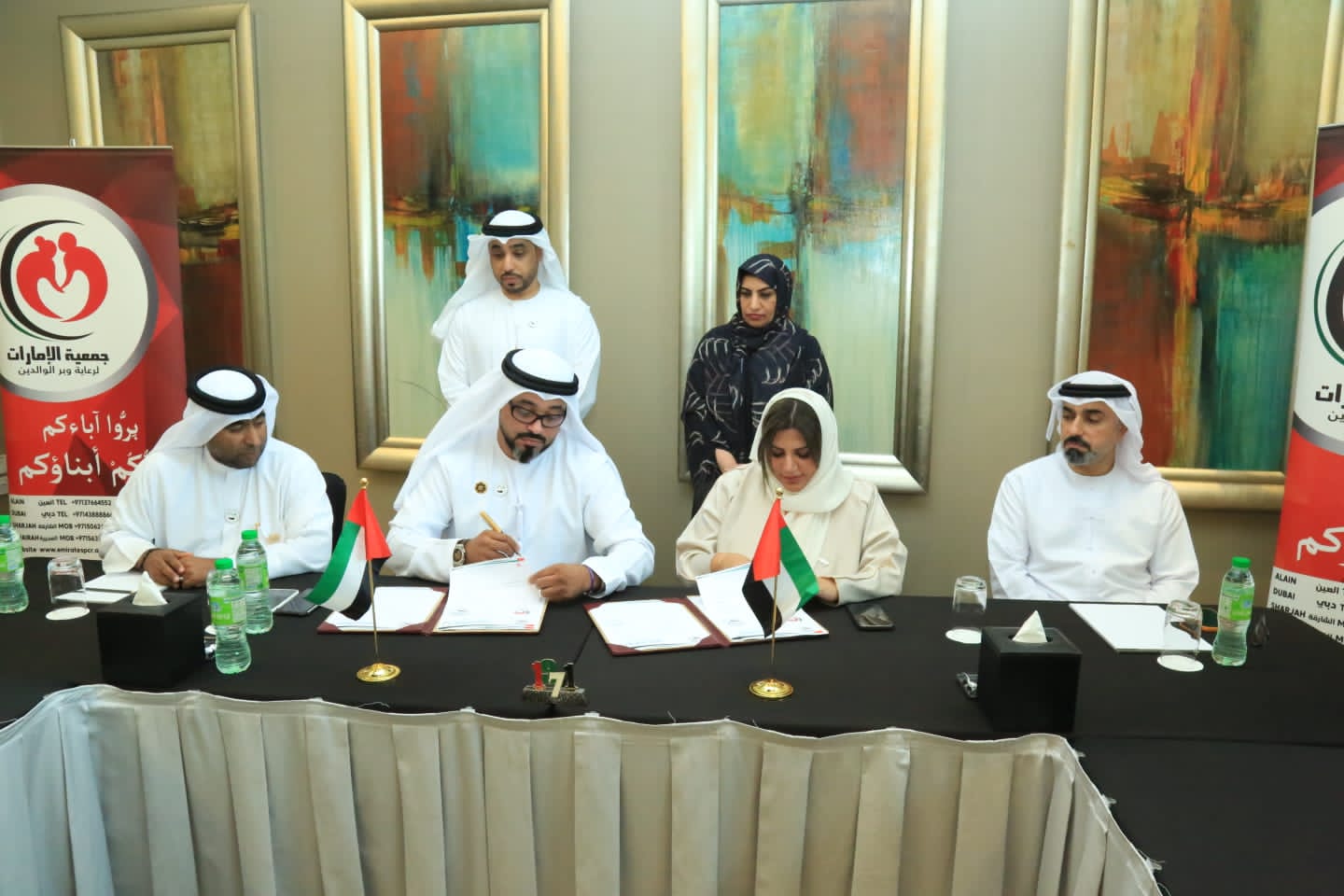 اتفاقية تعاون بين فريق "فخر زايد التطوعي" وجمعية الإمارات لرعاية وبر الوالدين