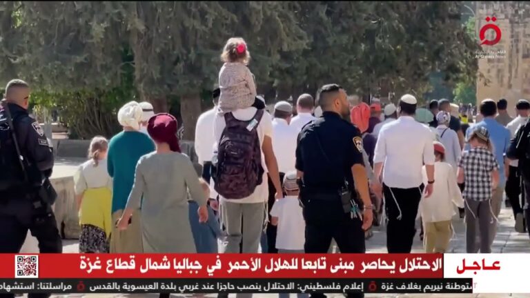 لحظة اقتحام مئات المستوطنين للمسجد الأقصى في حماية شرطة الاحتلال (شاهد)