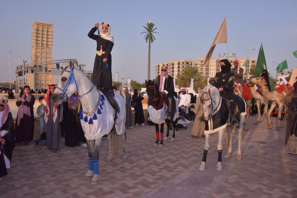 “راية-التوحيد”-ترفرف-عاليًا.-استعراض-للخيول-والإبل-بكورنيش-الدمام