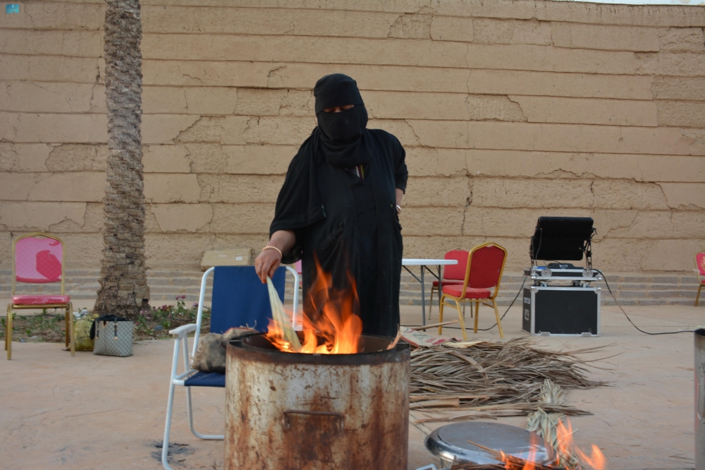 شاهد|-خبز-التنور-يجذب-زوار-مهرجان-الأكلات-الشعبية-في-نجران